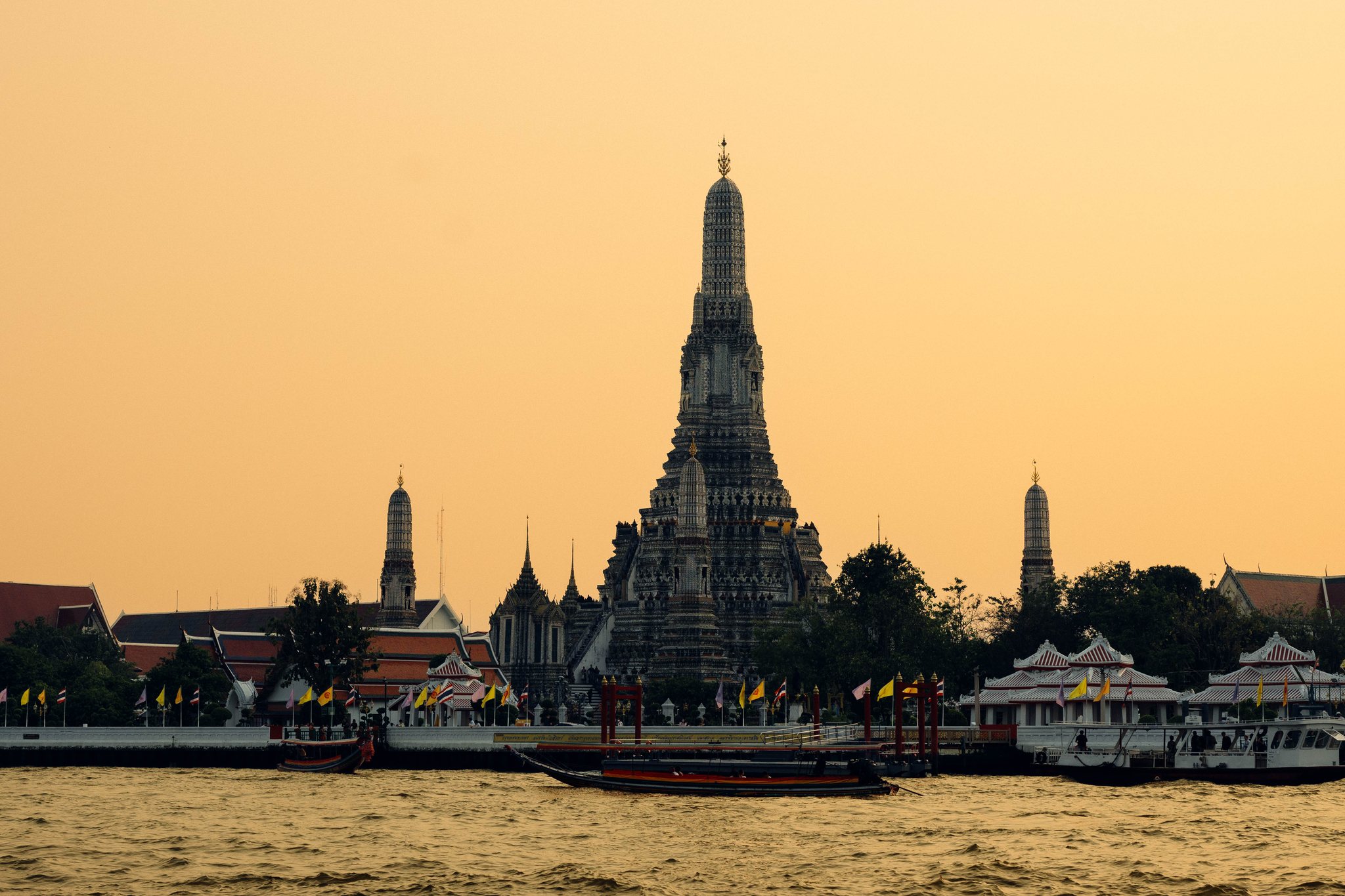 Wat Arun temple at dusk