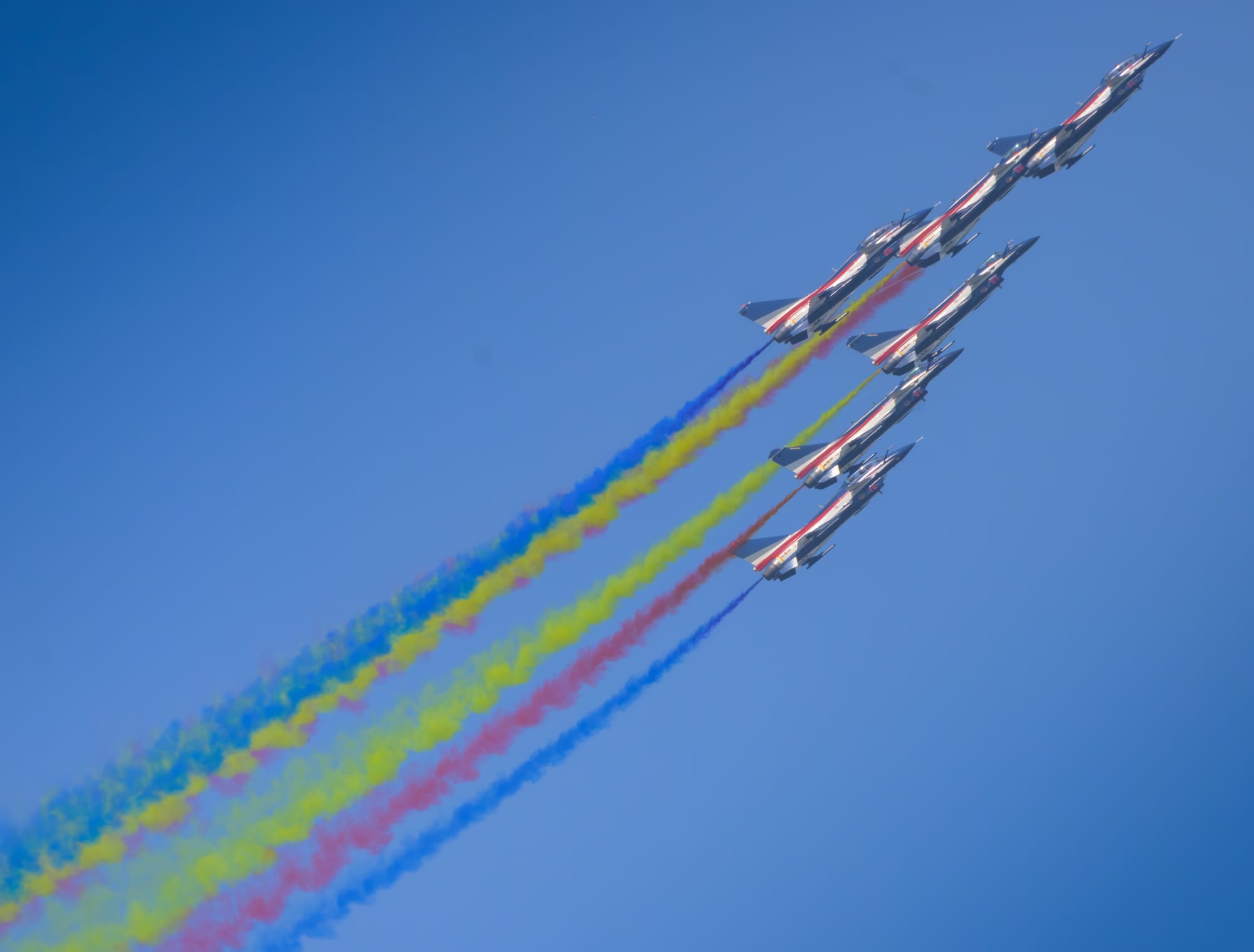 Six jets streaming colour in tight formation